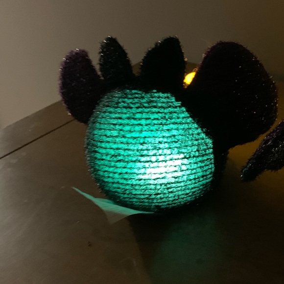 Halloween Light Up Bat, Like New, 3 AAA batteries included - Picture 9 of 14